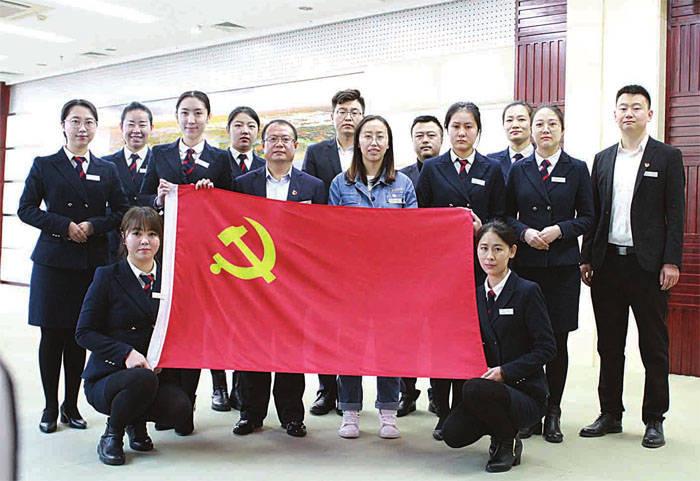 49岁曹颖和儿子吃饭被偶遇，面色憔悴皱纹明显，被嘲“滤镜太强”